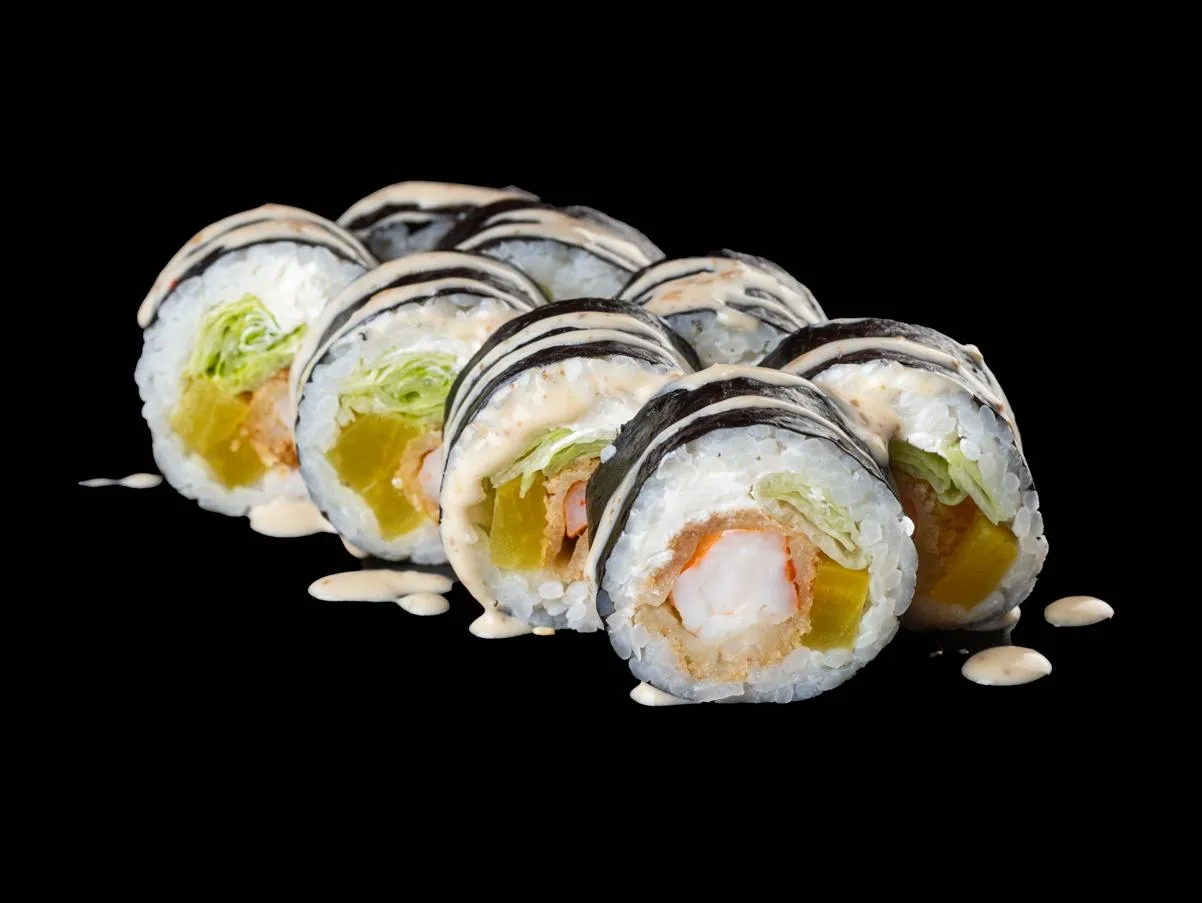 Ролл с креветкой, такуаном и ореховым соусом